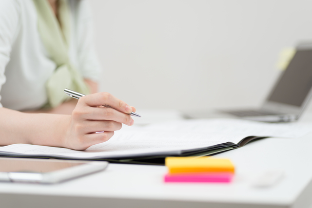 書類に記入する女性,育休中,妊娠,