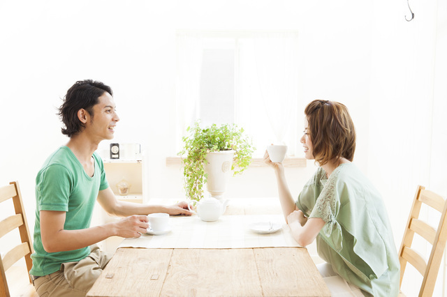 話し合う夫婦,育休中,妊娠,