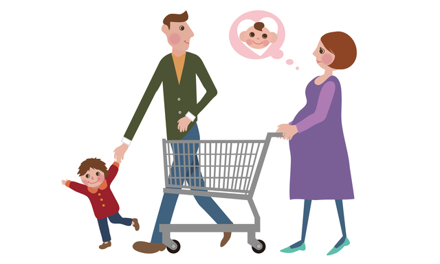 買い物をする妊婦さん,里帰り出産,しない,