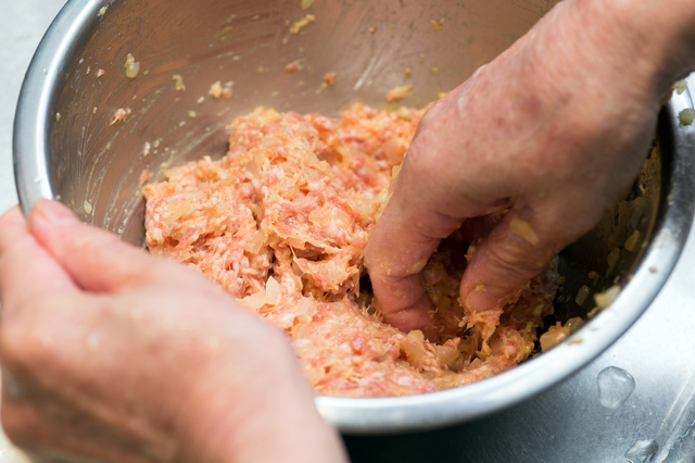 ボウルに材料を入れて混ぜる,お弁当,ハンバーグ,