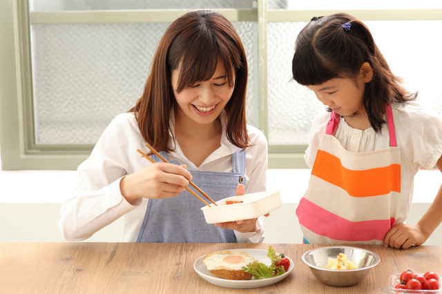 お弁当を詰める親子,お弁当,丼,