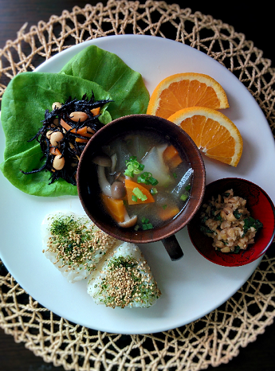 白いお皿の上に乗る和食,妊婦,朝ごはん,レシピ