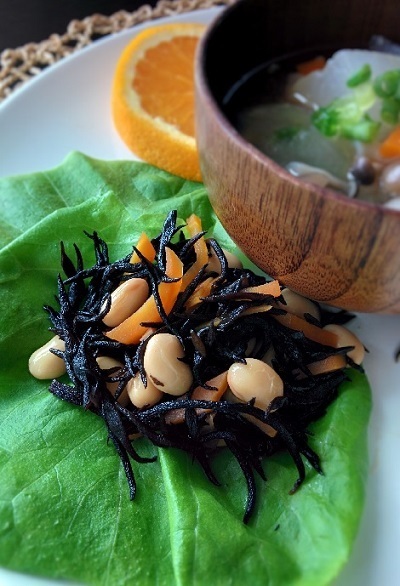 サラダ菜の上に乗るひじき煮,妊婦,朝ごはん,レシピ