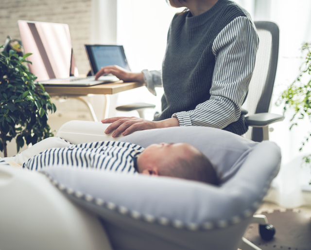 ハイローチェアを揺らす女性,ハイローチェア,