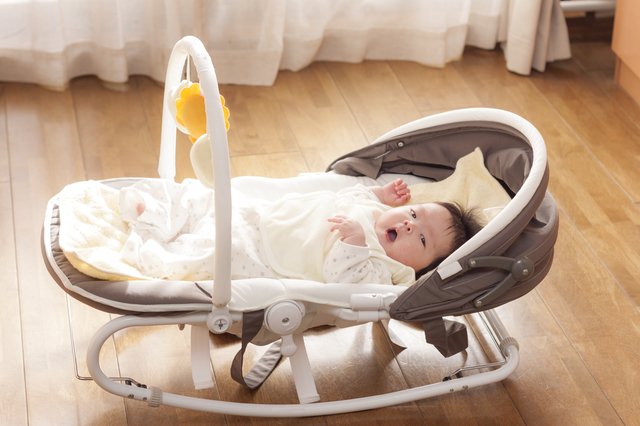 バウンサーに乗る赤ちゃん,ハイローチェア,
