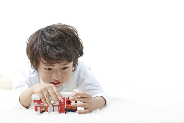 男の子とミニカー,知育玩具,6歳,おすすめ