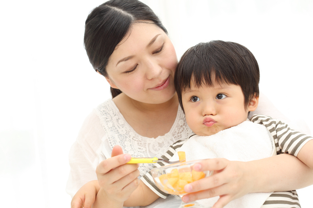 離乳食を食べる赤ちゃん,離乳食,にんじん,