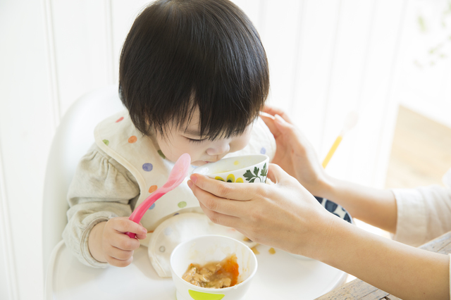 離乳食を食べる子ども,離乳食,取り分け,
