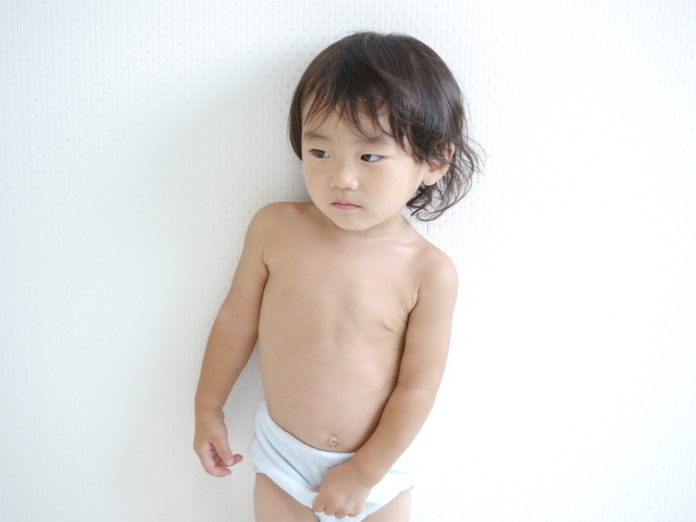 トレーニングパンツをつける子ども,補助便座,