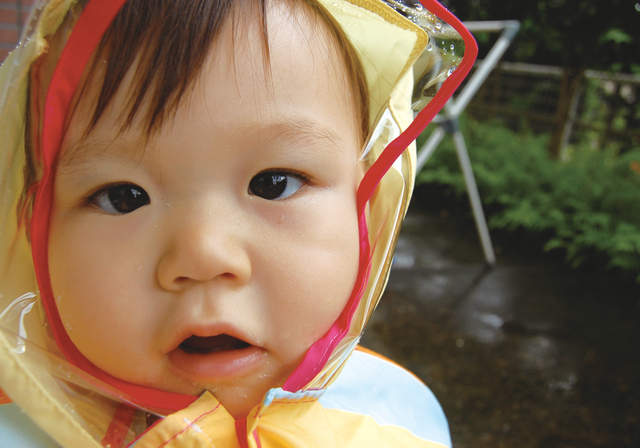 レインコートを着る赤ちゃん,ベビー,レインコート,