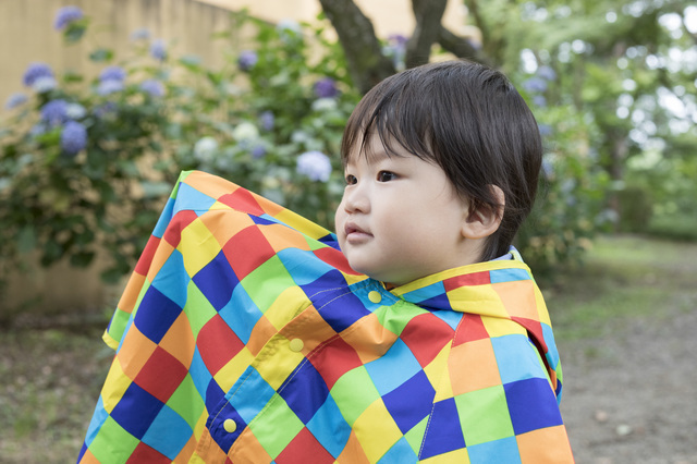 レインポンチョを着る幼児,ベビー,レインコート,