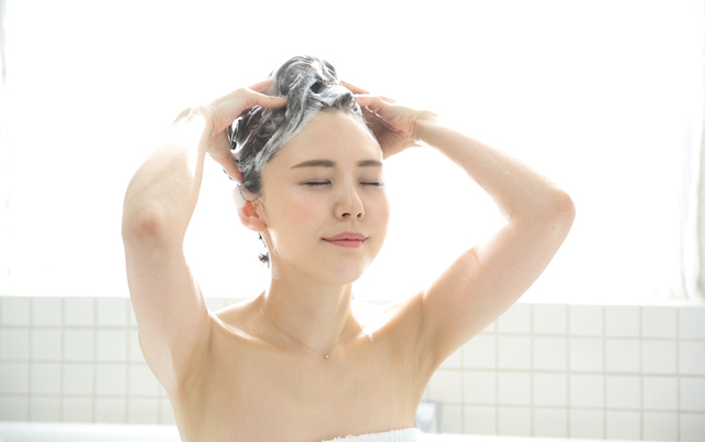 髪を洗う女性,シャンプー,ヘアケア,産後