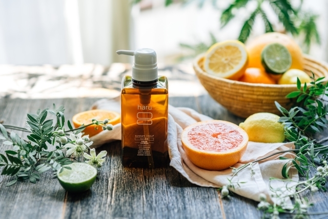 グレープフルーツやバラなどが並ぶ様子,シャンプー,ヘアケア,産後