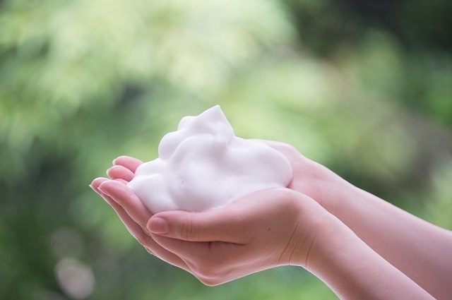 手に乗せられた泡,シャンプー,ヘアケア,産後