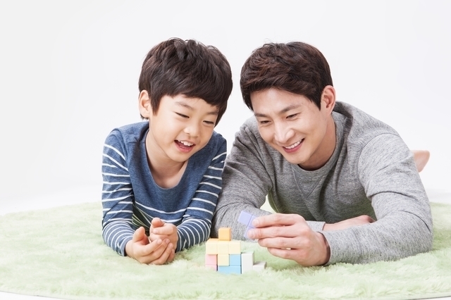 パパと遊ぶ男の子,6歳,男の子,プレゼント