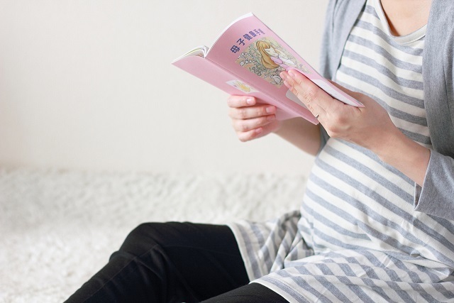 ボーダーワンピースを着ている妊婦,