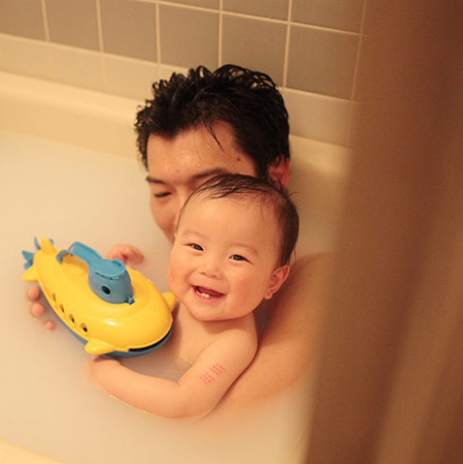 パパとお風呂に入る赤ちゃん,子ども,記念撮影,