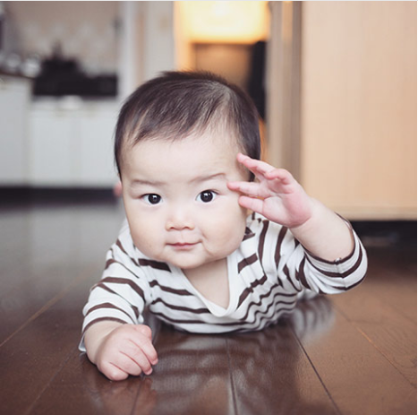 敬礼する赤ちゃん,子ども,記念撮影,