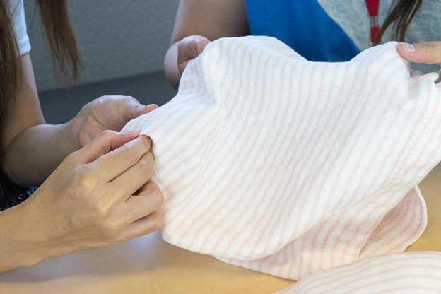 妊婦帯を触る女性の手,妊婦帯,ピジョン,