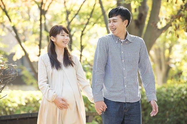 散歩する夫婦,妊娠期間,