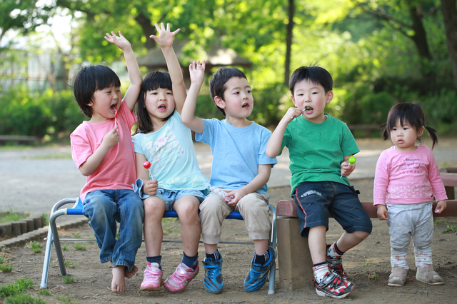 グループで遊ぶ子どもたち,知育玩具,5歳,おすすめ