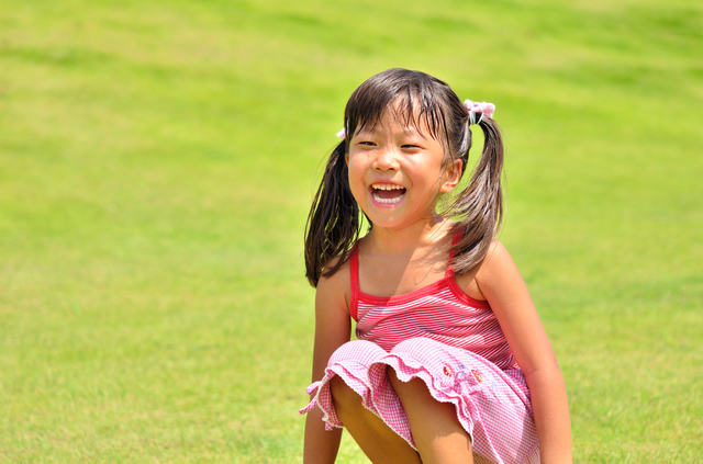 キャミソールを着る女の子,キッズ,キャミソール,