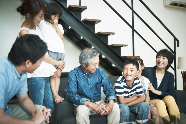 家族でお話ししている,お盆,帰省,子ども
