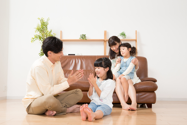 手あそびする親子,お盆,帰省,子ども