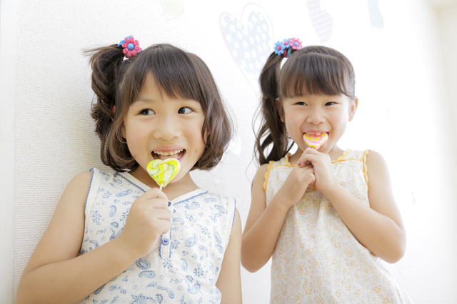飴を食べている女の子,子ども,おやつ,