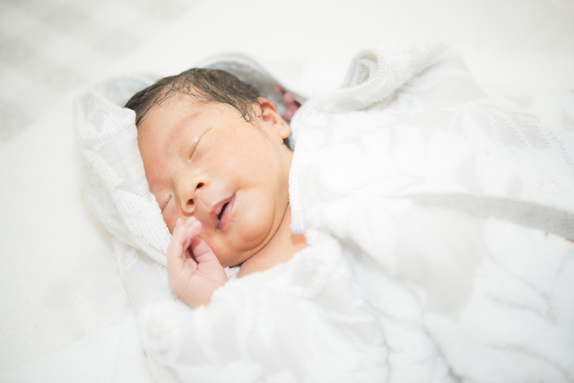 沐浴後のタオルに包まれる赤ちゃん,出産祝い,ガーゼタオル,