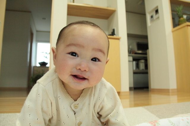 カーディガンを着る赤ちゃん,ベビー,カーディガン,おすすめ