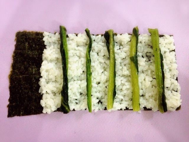 ご飯の上に野沢菜,飾り,巻き寿司,巻き方