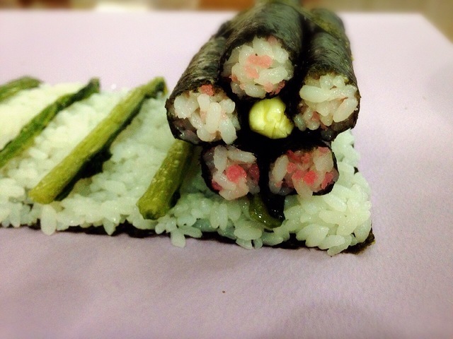 野沢菜の上に細巻き,飾り,巻き寿司,巻き方