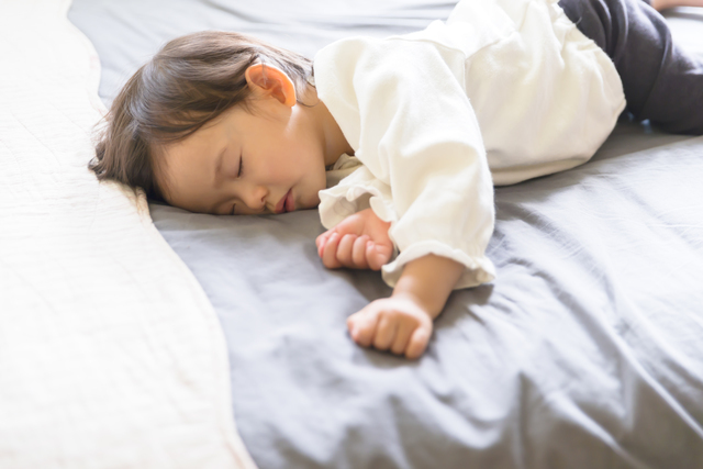 お昼寝の女の子,ペットシーツ,活用法,おむつ