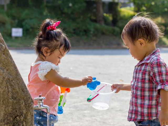 公園で遊ぶ幼児,イクメン,パパ,子育て