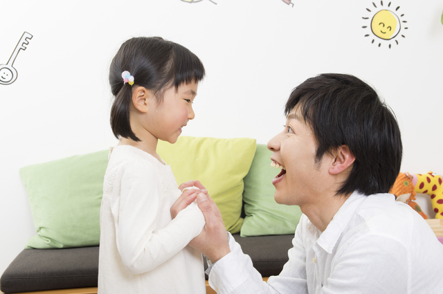 子どもを褒めるお父さん,イクメン,パパ,子育て