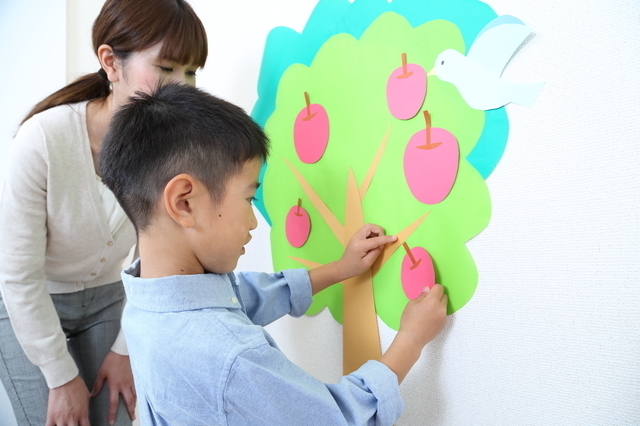 シール的なものを貼る親子,シール,ステッカー,おすすめ