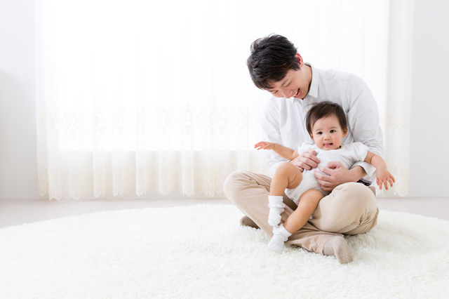 赤ちゃんをだっこするパパ,パパ,好き,子ども