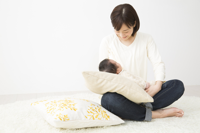 赤ちゃんを抱っこするママ,授乳口付きトップス,選び方,おすすめ