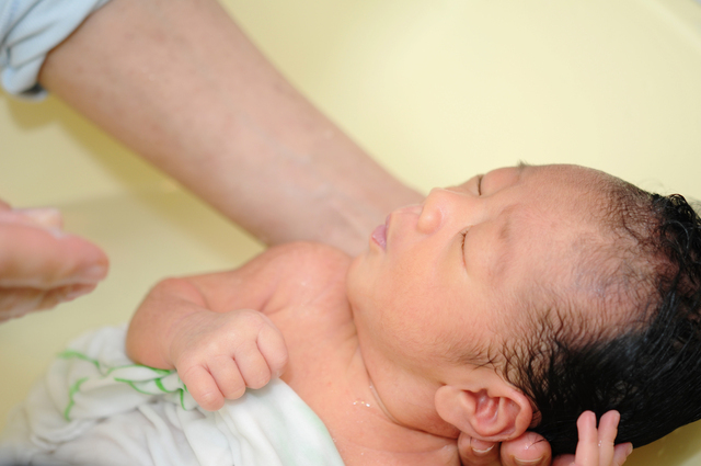 沐浴する赤ちゃんとパパの手,ブラジル,子育て,奮闘記