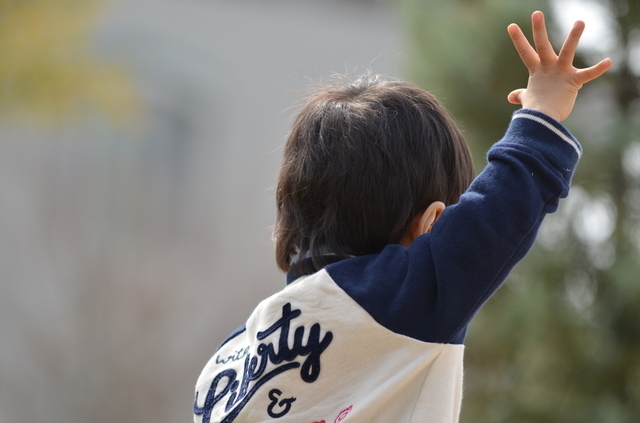 名前を呼ばれて手をあげる男の子,幼稚園,入園前,生活習慣