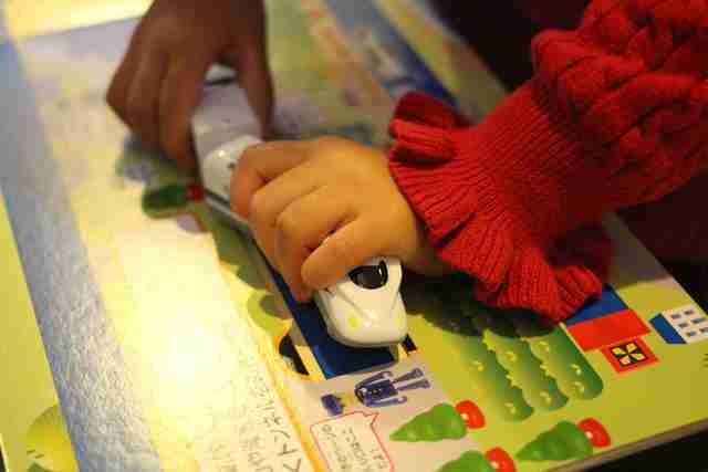 プラレールに夢中な子供,プラレール,トンネルめいろ,絵本