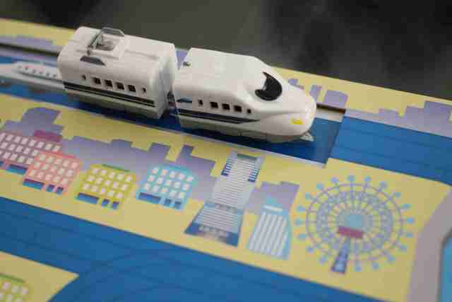 絵本の上でプラレールができる,プラレール,トンネルめいろ,絵本