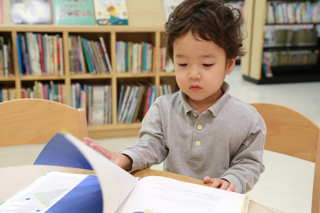 絵本を読む男の子,絵本,こぐま社,バースデーカード