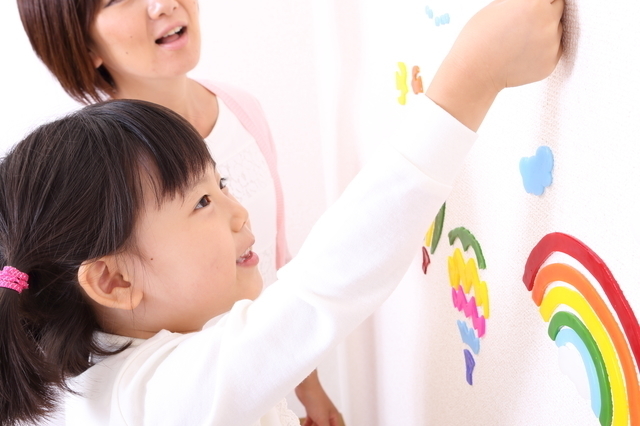 壁紙にステッカーを貼る親子,おすすめ,初節句,ひな人形