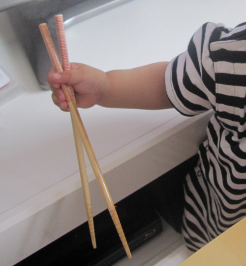箸を持つ幼児の手,知育,玩具,手作り