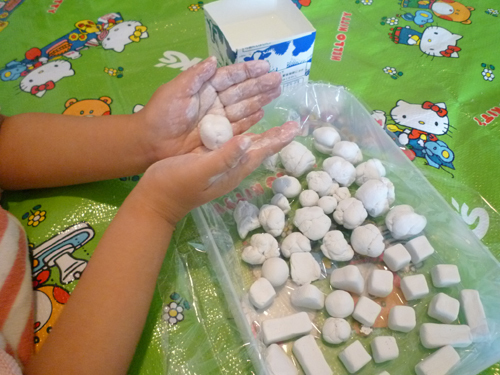 紙粘土で工作する子ども,知育,玩具,手作り