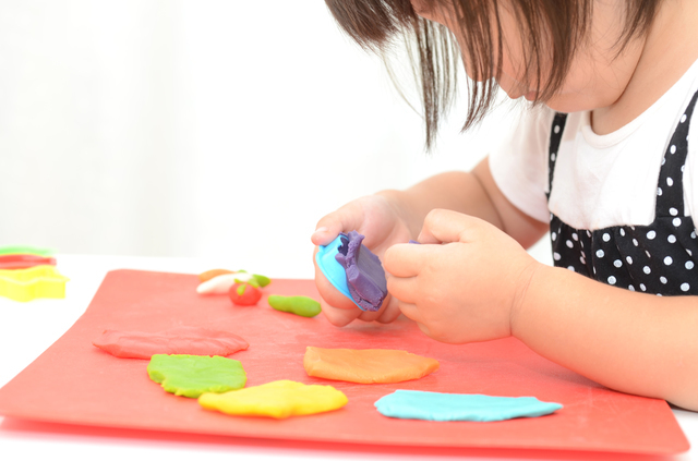 粘土遊びする女の子,知育,玩具,手作り