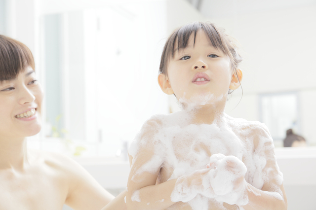 体を洗う女の子,子供用,日焼け止め,