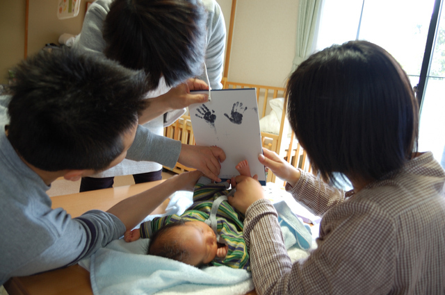 手形をとる親子,出産祝い,男の子,